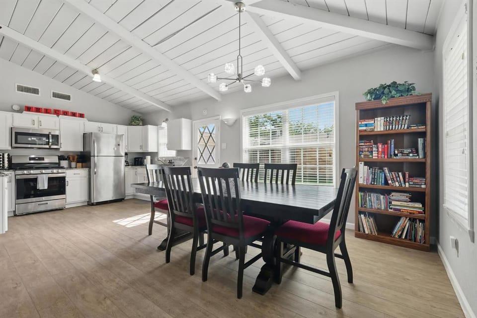 Library, Seating area, Dining area