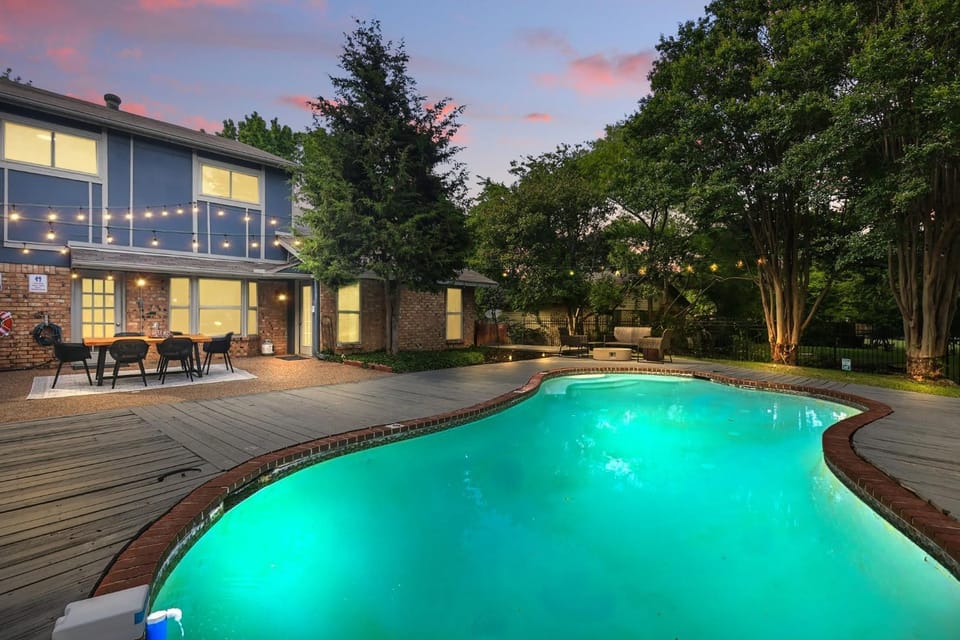 Property building, Patio, Swimming pool, Swimming pool