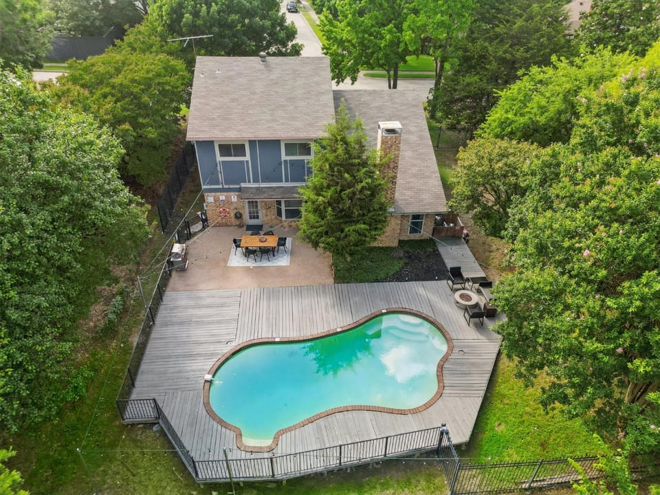Property building, Day, Swimming pool