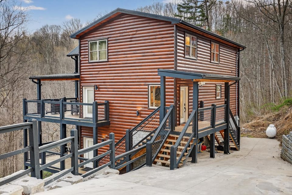 Family Cabin Retreat, Hot Tub, Decks & Fire Pit Cabin in Gatlinburg