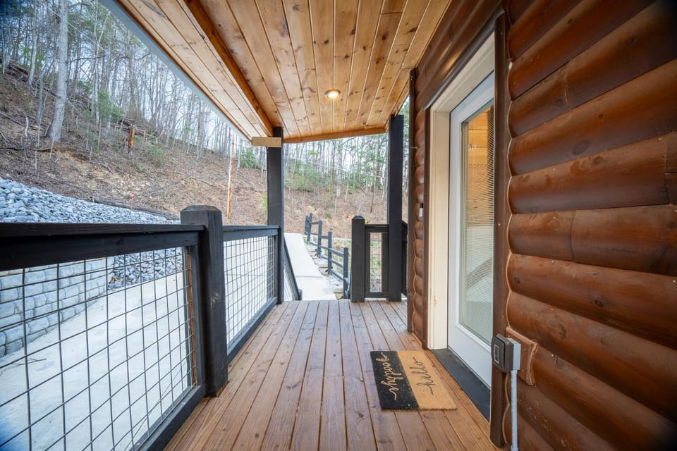 Family Cabin Retreat, Hot Tub, Decks & Fire Pit Cabin in Gatlinburg