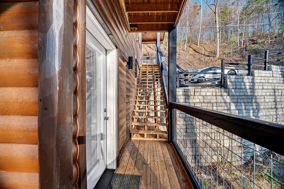 Family Cabin Retreat, Hot Tub, Decks & Fire Pit Cabin in Gatlinburg