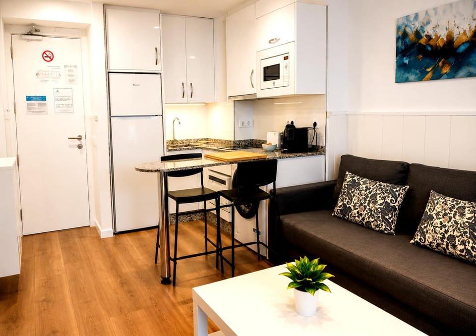 Kitchen or kitchenette, Living room, Seating area, Dining area, minibar