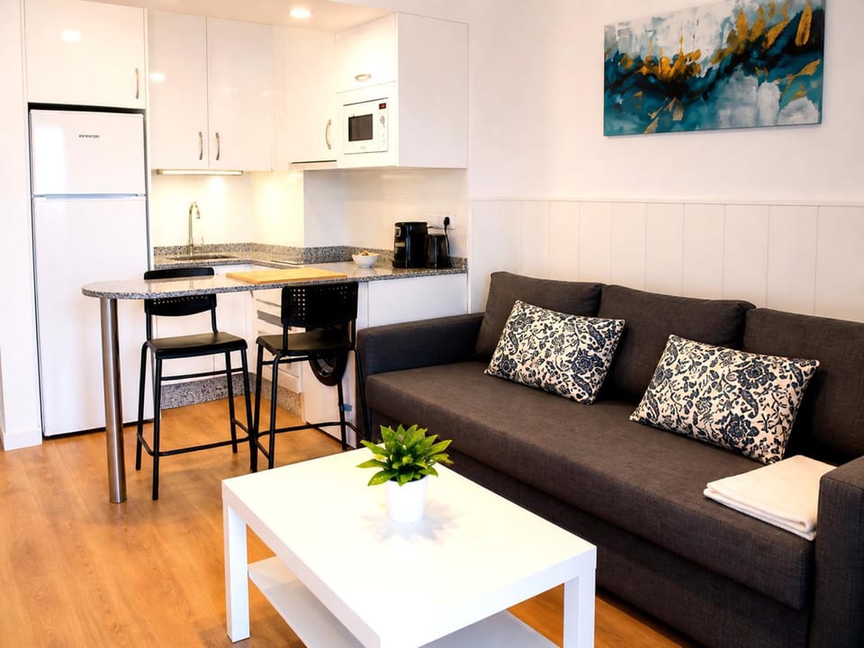 Kitchen or kitchenette, Living room, Seating area, Dining area, minibar
