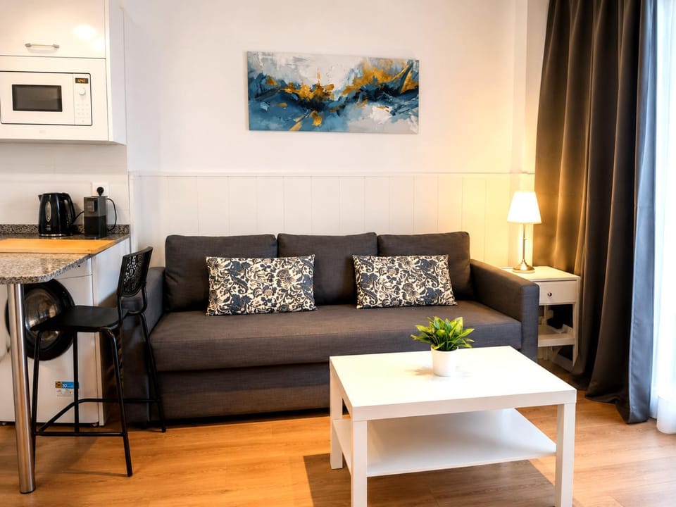 Coffee/tea facilities, Kitchen or kitchenette, Living room, Seating area, Dining area
