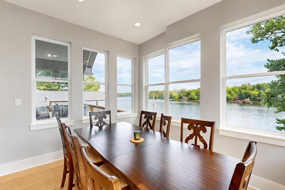Dining area, Lake view
