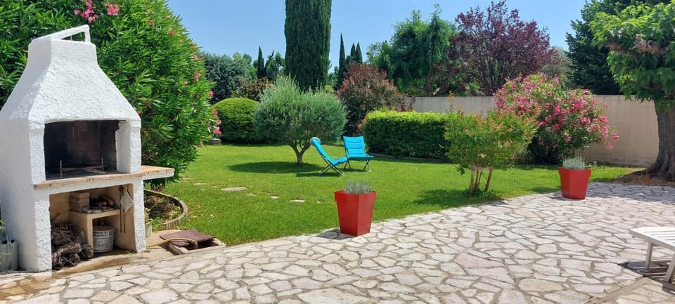 Belle Villa Pescaluna à 15 mn des plages, 9 pers, clim, grand jardin, piscine hors sol, parking, terrain de boules House in Lunel