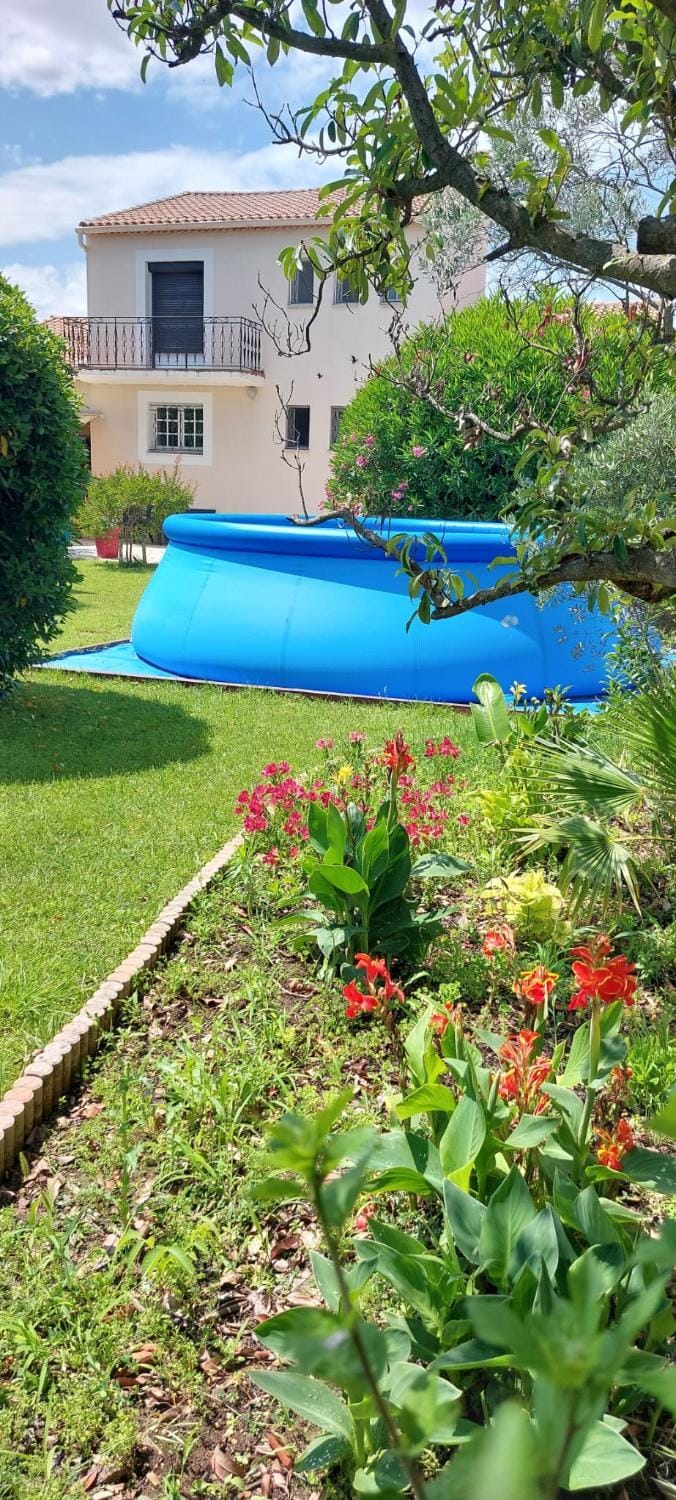 Belle Villa Pescaluna à 15 mn des plages, 9 pers, clim, grand jardin, piscine hors sol, parking, terrain de boules House in Lunel