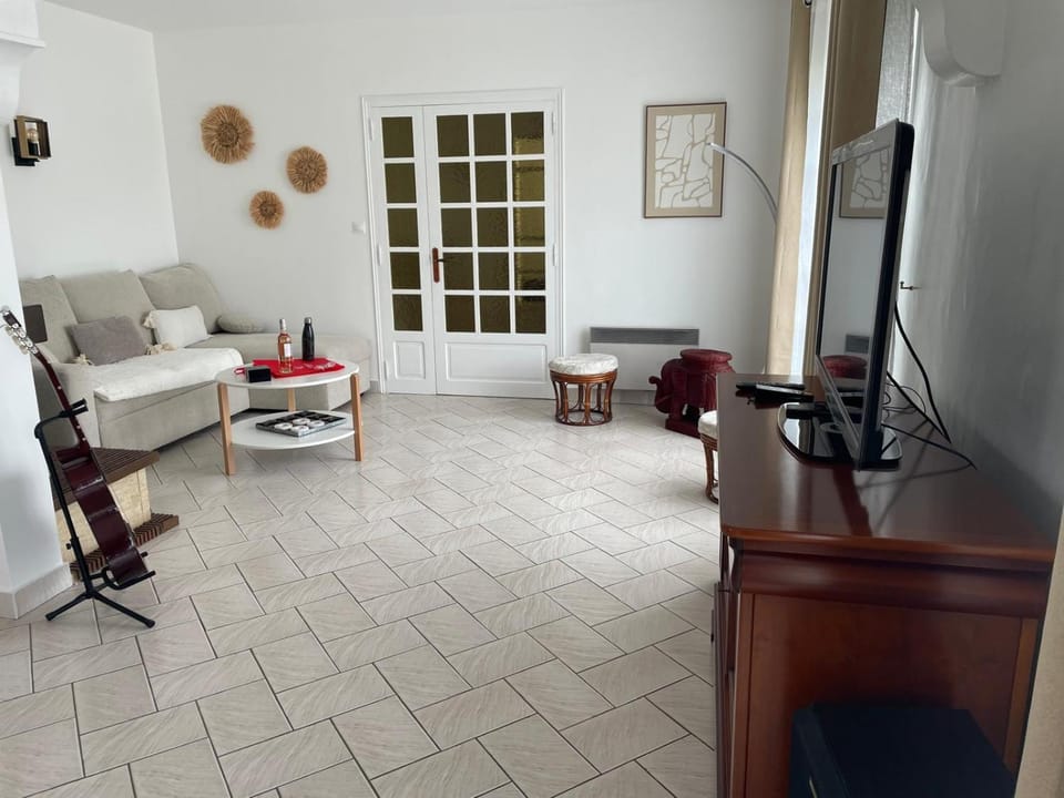 Belle Villa Pescaluna à 15 mn des plages, 9 pers, clim, grand jardin, piscine hors sol, parking, terrain de boules House in Lunel