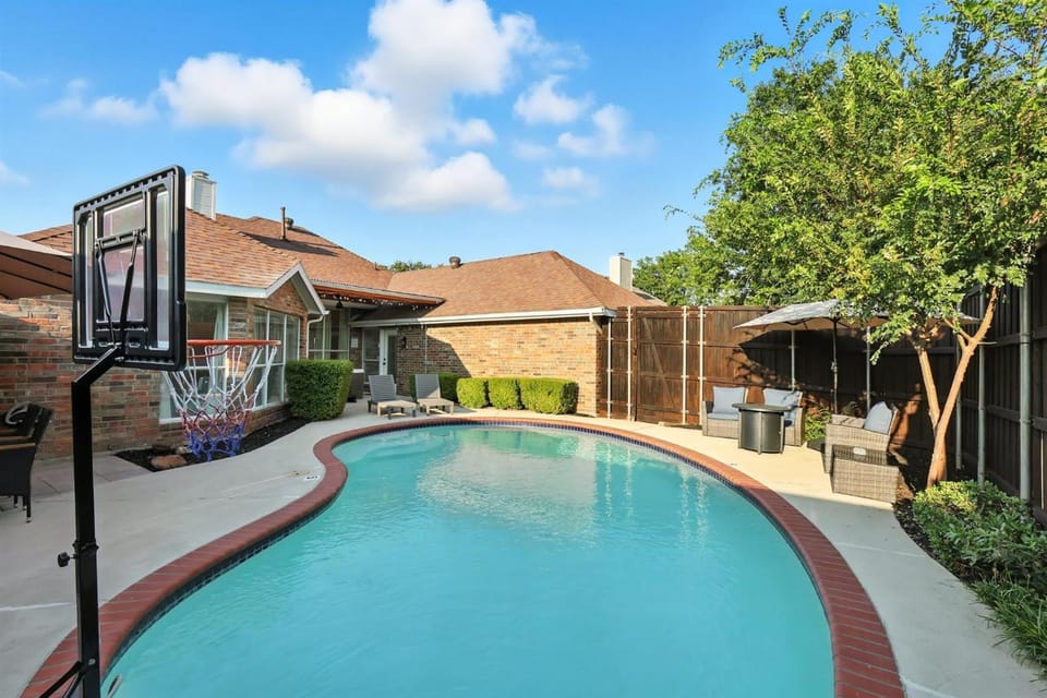 Property building, Day, Swimming pool