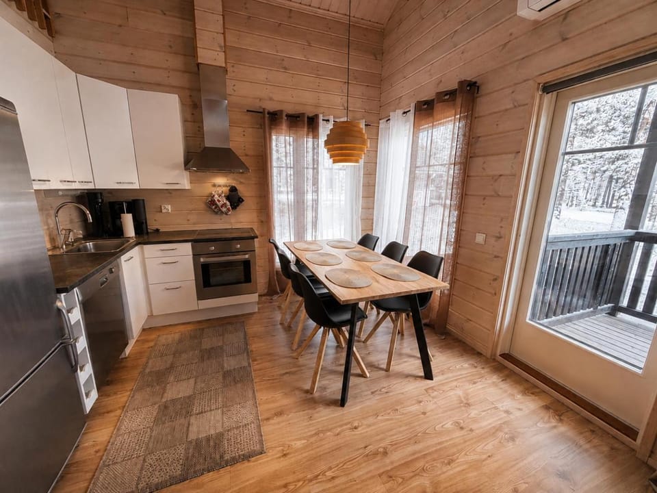 Coffee/tea facilities, Kitchen or kitchenette, Dining area, dishwasher, microwave, oven