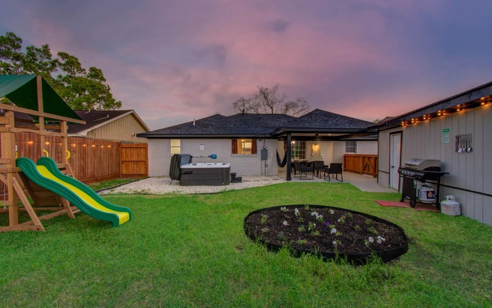 Property building, Patio, BBQ facilities, Hot Tub