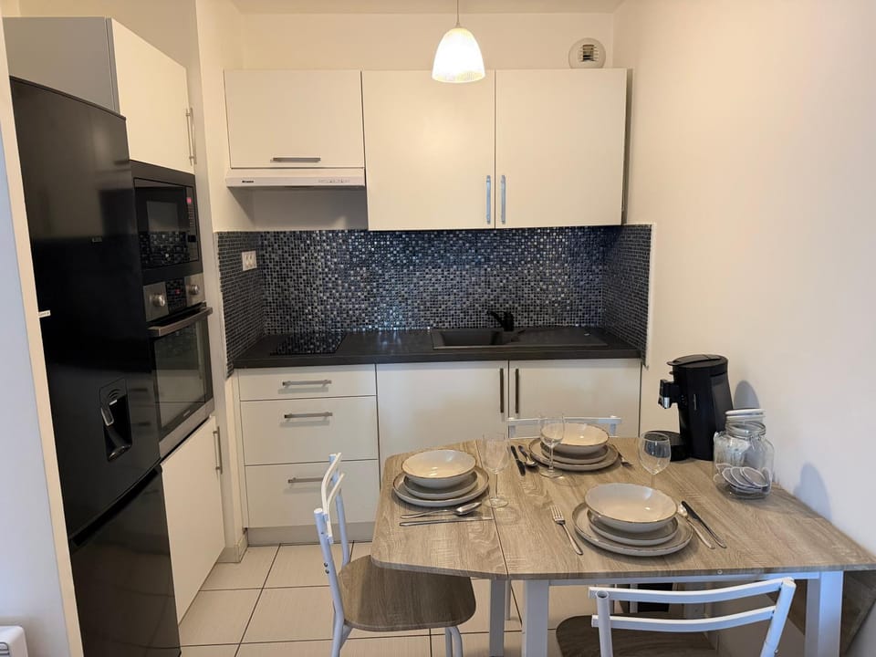 Coffee/tea facilities, Kitchen or kitchenette, Dining area, microwave, oven, stove