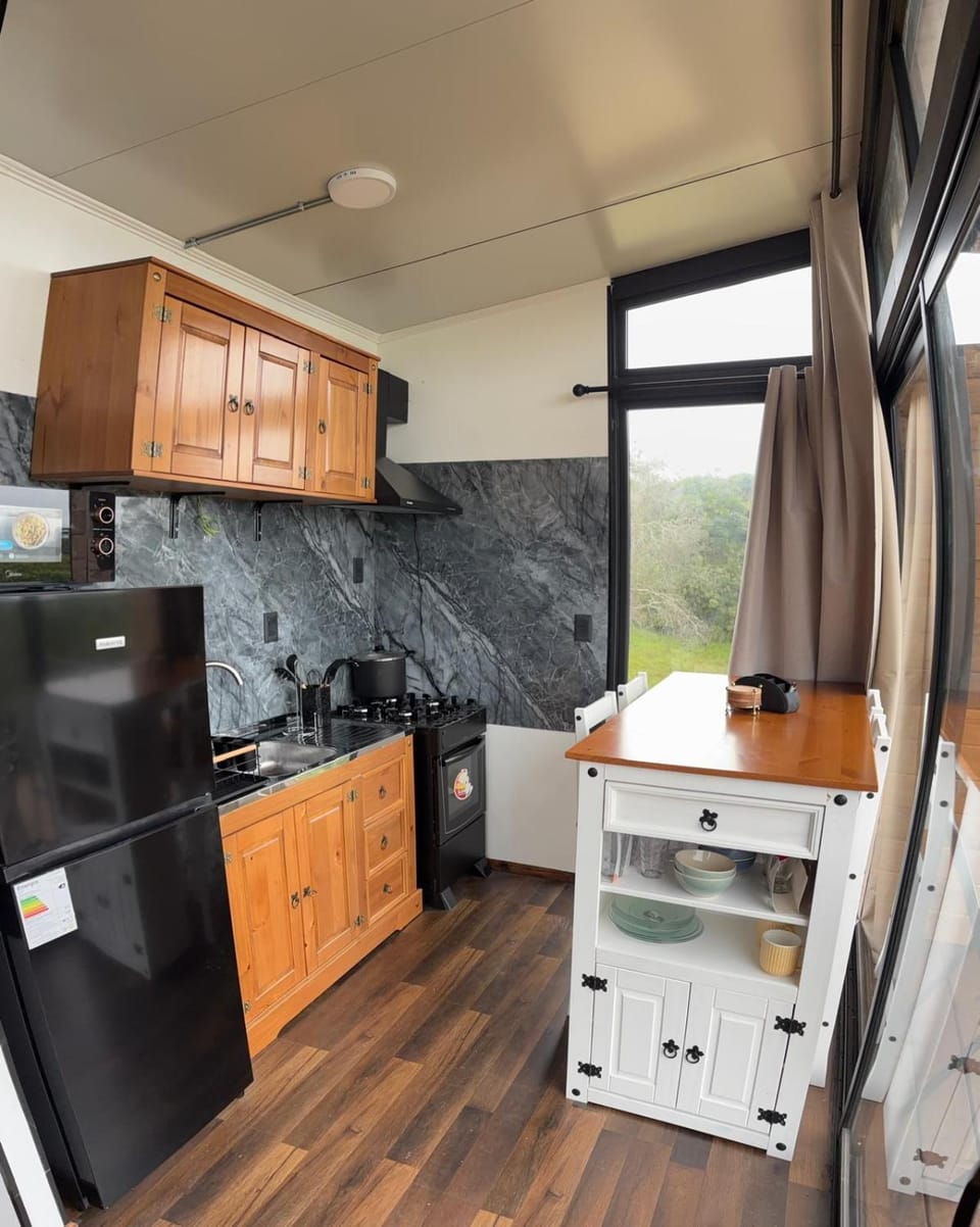 Kitchen or kitchenette, Dining area, minibar, oven, stove