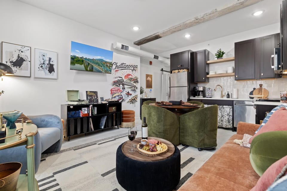 Kitchen or kitchenette, Living room, Photo of the whole room, Decorative detail, Seating area, Dining area