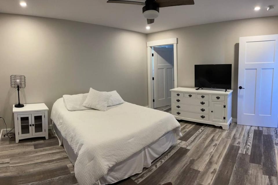 New Modern 3 br 2 bth Walking Trails shopping House in Bangor