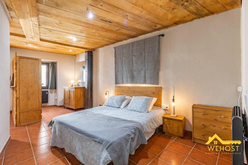 Bed, Photo of the whole room, Bedroom, towels, wardrobe