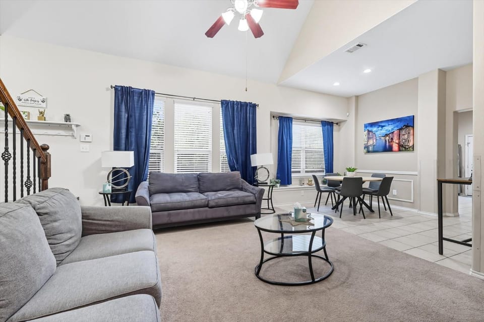 TV and multimedia, Living room, Seating area, Dining area