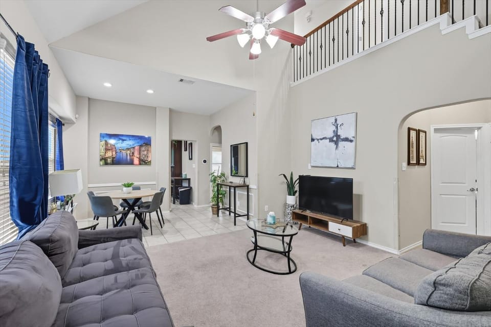 TV and multimedia, Living room, Seating area, Dining area