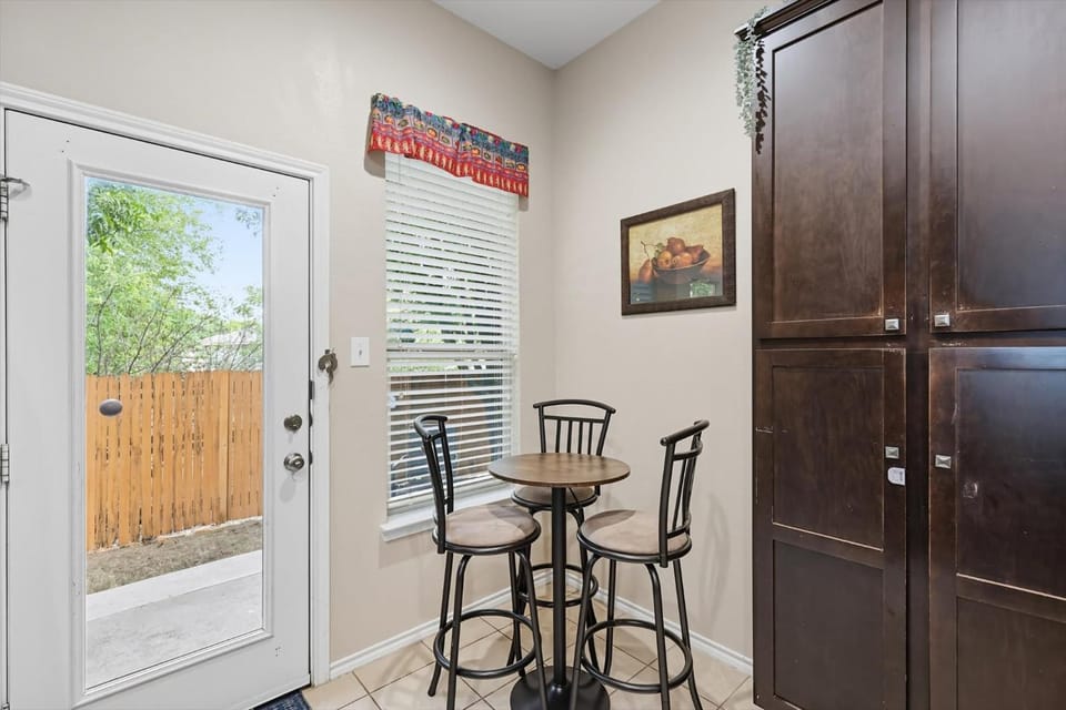 Seating area, Dining area