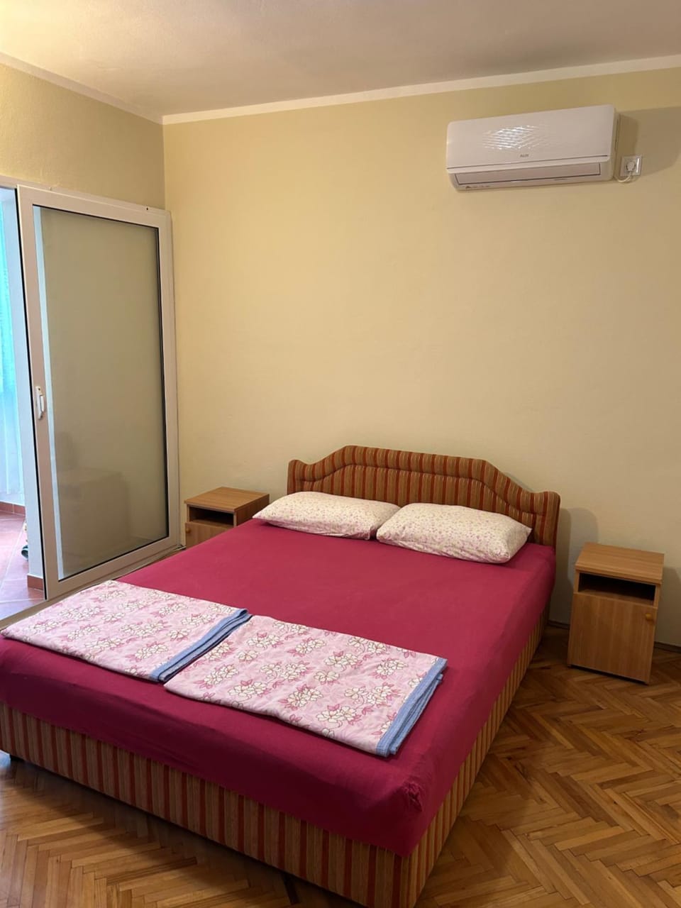 Bed, Photo of the whole room, Bedroom, air conditioner