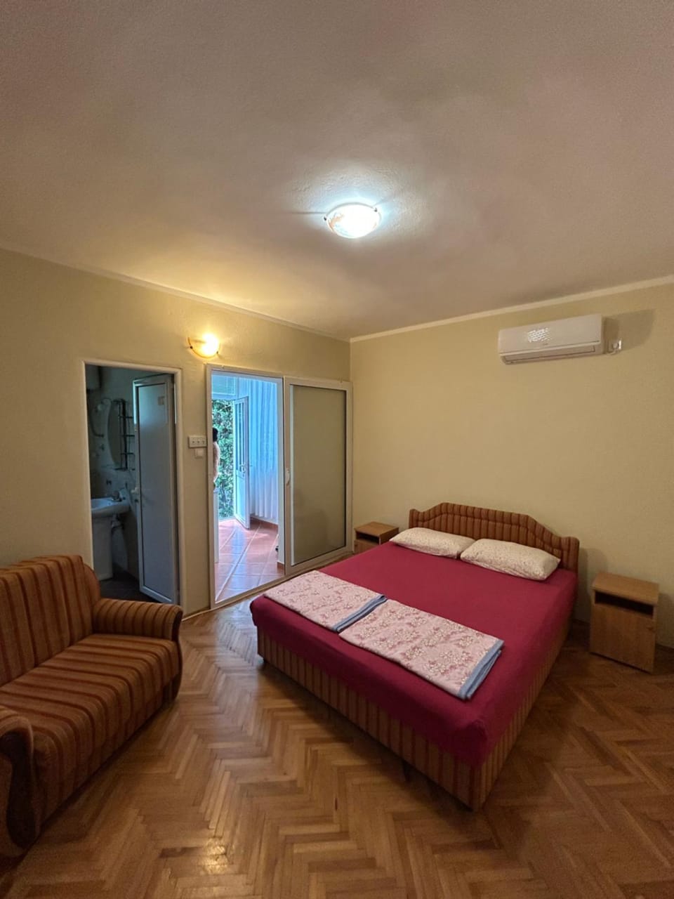 Bed, Photo of the whole room, Seating area, air conditioner