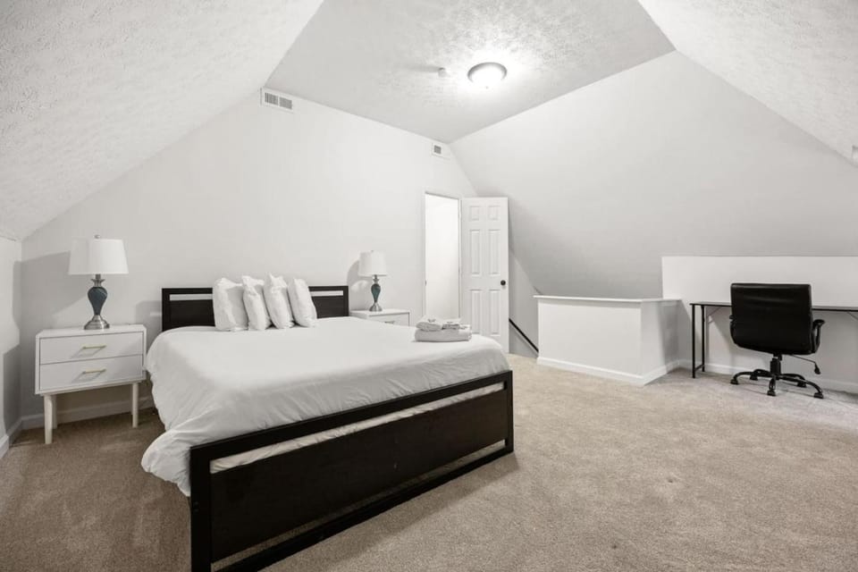 Bed, TV and multimedia, Bedroom