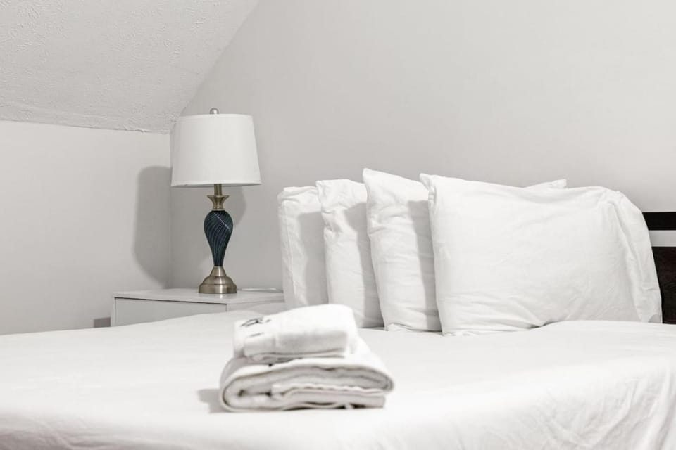 Bed, towels