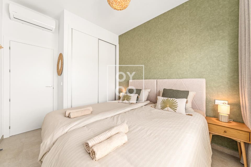 Bed, TV and multimedia, Photo of the whole room, Bedroom, towels, wardrobe