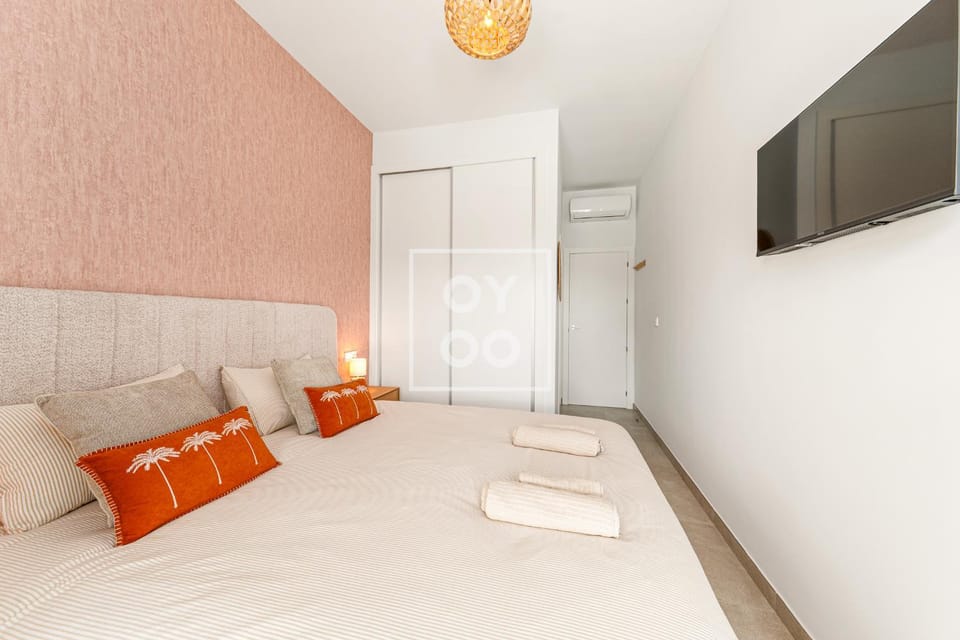Bed, TV and multimedia, Photo of the whole room, Bedroom, towels, wardrobe