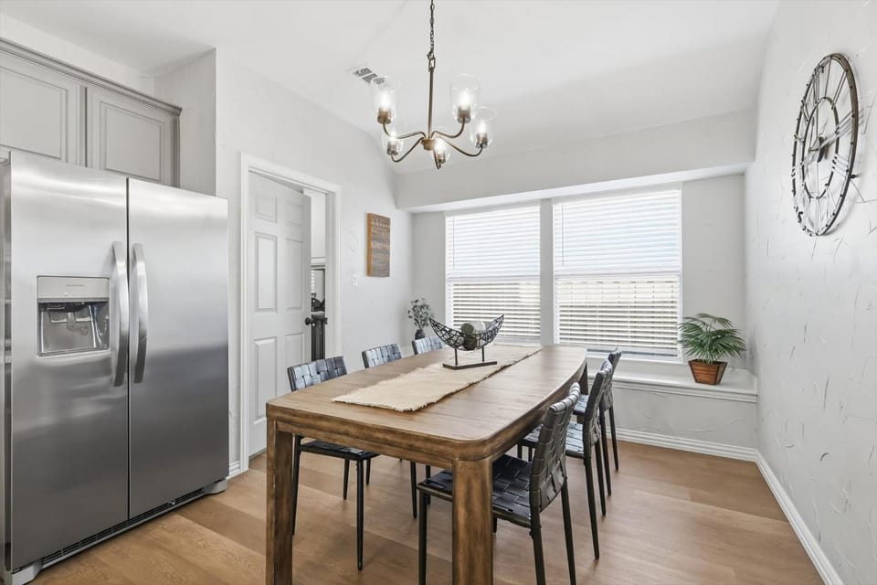 Kitchen or kitchenette, Dining area, oven