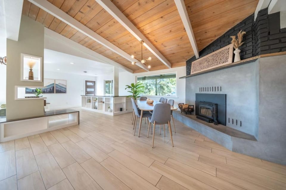 Modern Woods Retreat House in Redding