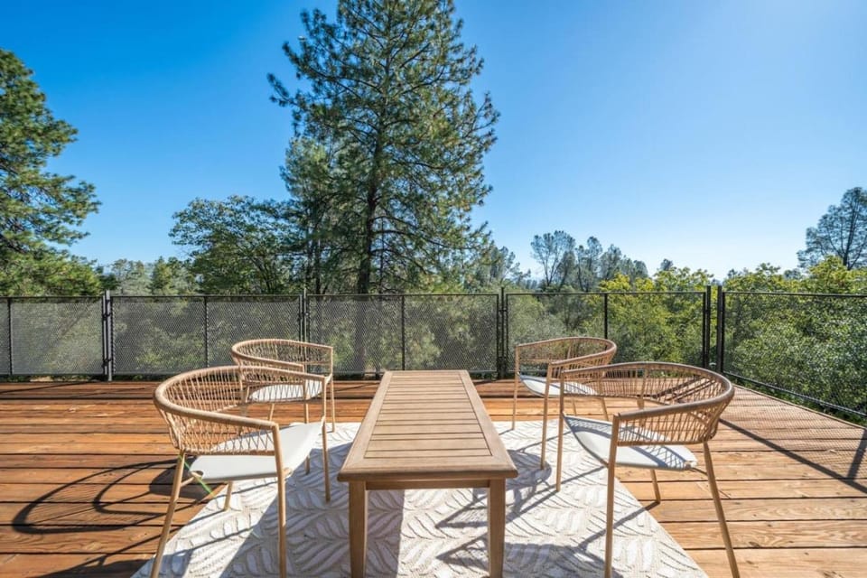 Modern Woods Retreat House in Redding