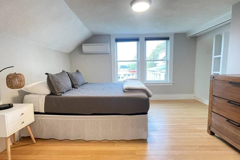 Waterfront Cape 3br 2 bth fire pit House in Bangor