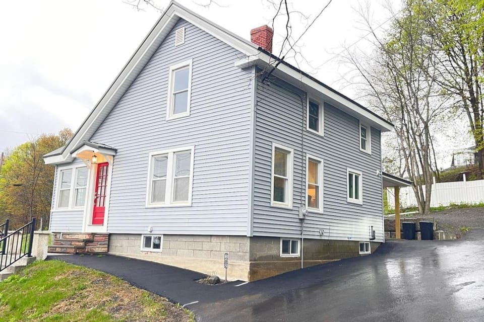 Waterfront Cape 3br 2 bth fire pit House in Bangor