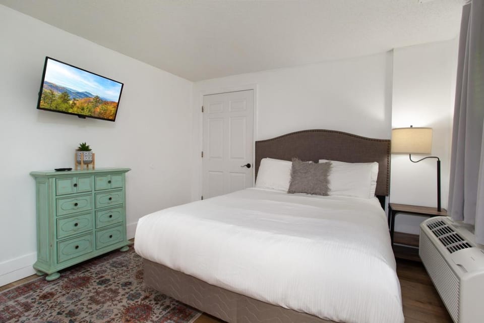 Stylish 2025 Condo Pool Prime Downtown Spot House in Gatlinburg