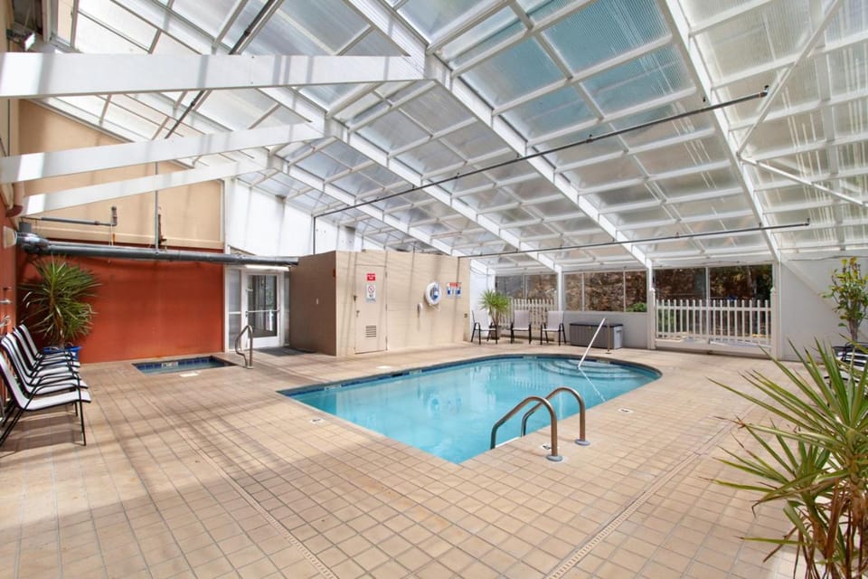 Stylish 2025 Condo Pool Prime Downtown Spot House in Gatlinburg