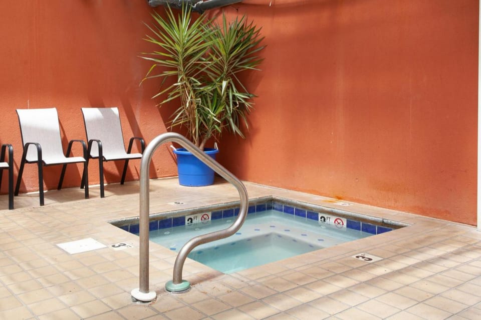 Stylish 2025 Condo Pool Prime Downtown Spot House in Gatlinburg