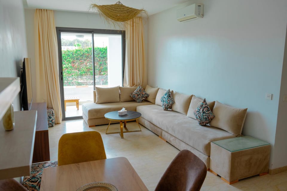 Communal lounge/ TV room, TV and multimedia, Living room, Seating area, air conditioner