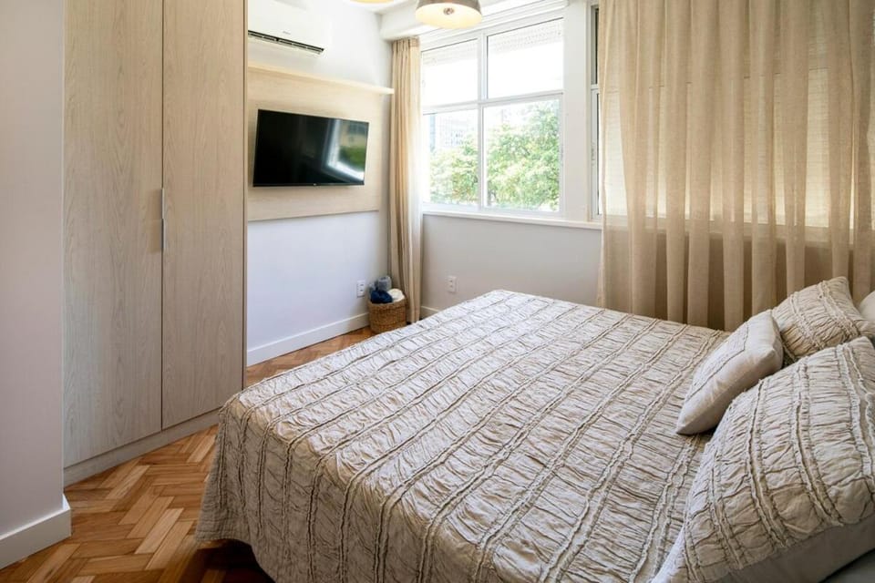 Bed, TV and multimedia, Bedroom