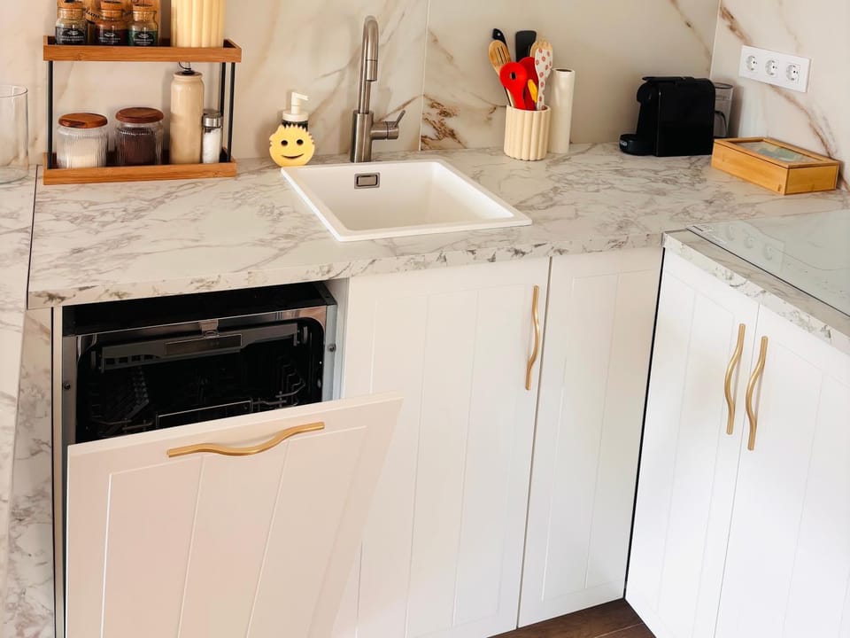 Kitchen or kitchenette, dishwasher, stove