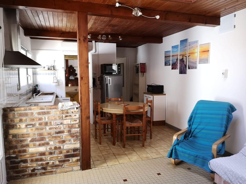 Kitchen or kitchenette, Dining area, stove, kitchen