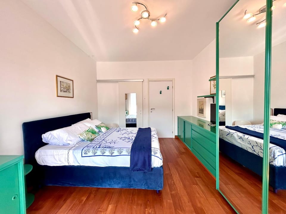 Bed, Bedroom, towels, wardrobe