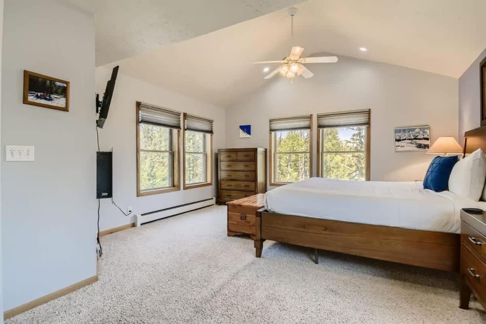 Bed, TV and multimedia, Bedroom