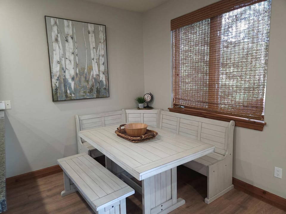 Seating area, Dining area