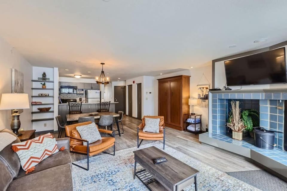 TV and multimedia, Kitchen or kitchenette, Living room, Seating area, Dining area