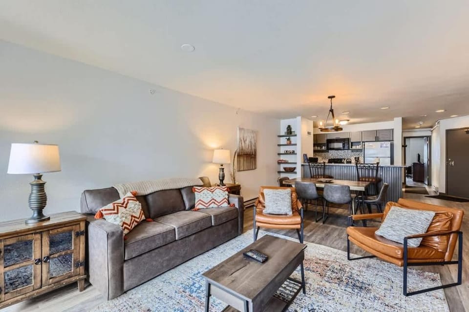 Kitchen or kitchenette, Living room, Seating area, Dining area