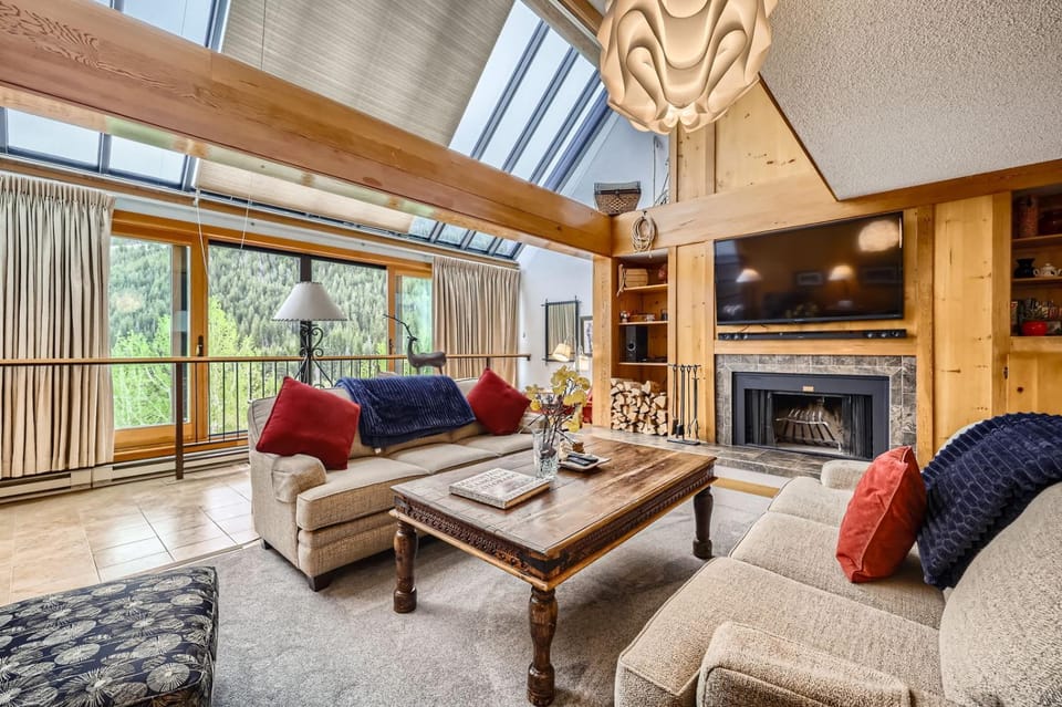 TV and multimedia, Living room, Seating area, fireplace