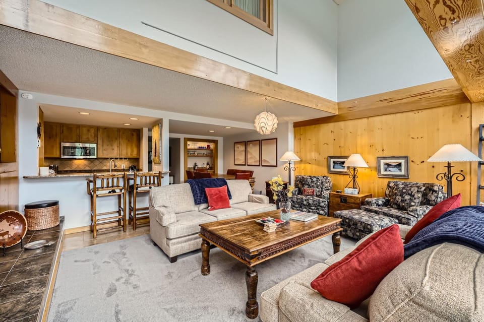TV and multimedia, Kitchen or kitchenette, Living room, Seating area