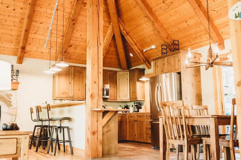 Kitchen or kitchenette, Seating area, Dining area